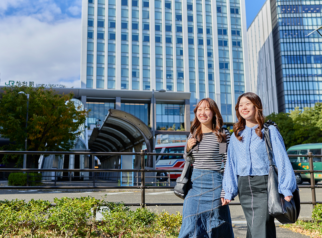 キャンパスの前を歩く学生