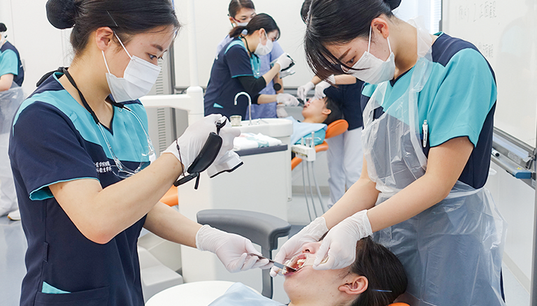 口腔内写真撮影実習の様子。歯科医院では術前に患者の口腔内撮影を行うことが一般的です。