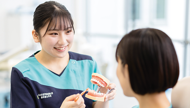 歯科保健指導では、患者への正しい歯磨きの指導や応対マナーなどについて学びます。