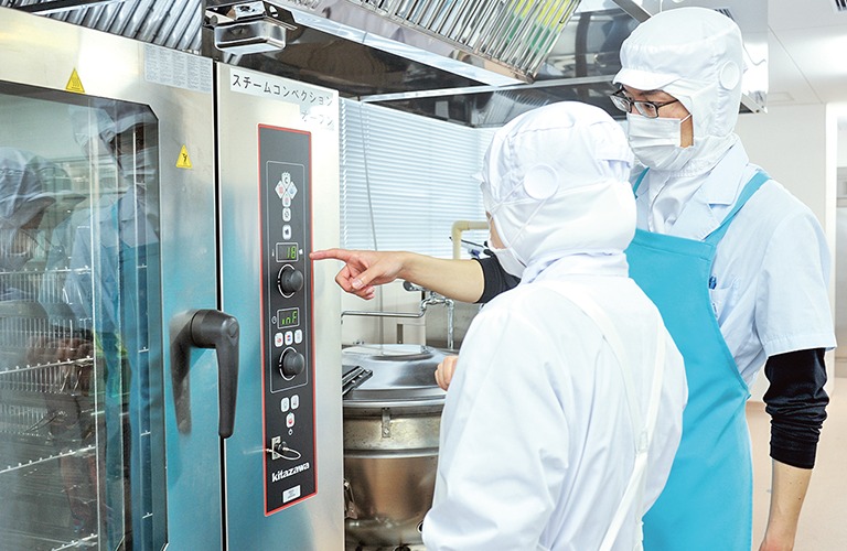 スチームコンベクションオーブンや回転釜などの調理機材を使いこなすことで、大量調理でも効率よく作業を進めることができます。