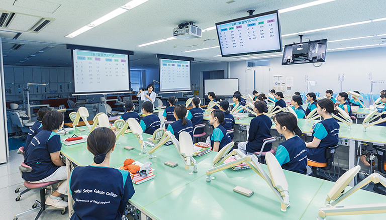演習開始前に講義を受け、演習内容の目的や留意点、器材の取り扱いの確認を行います。