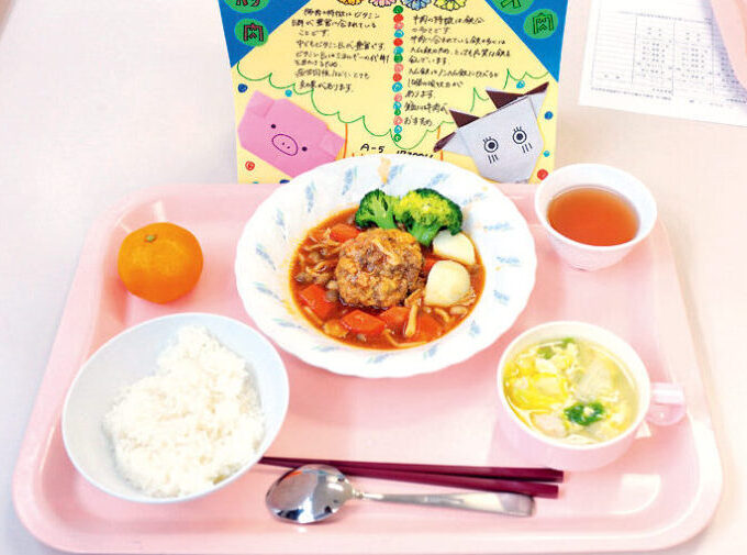 できあがった給食は学生同士で検食し、味や見た目などを細かく評価します。
