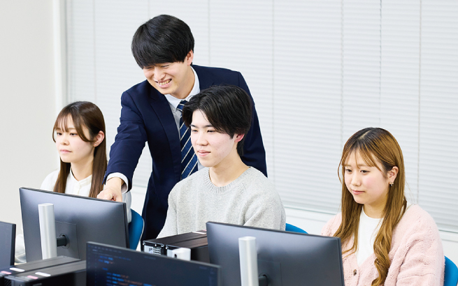 教員が学生一人ひとりのサポートを行います。